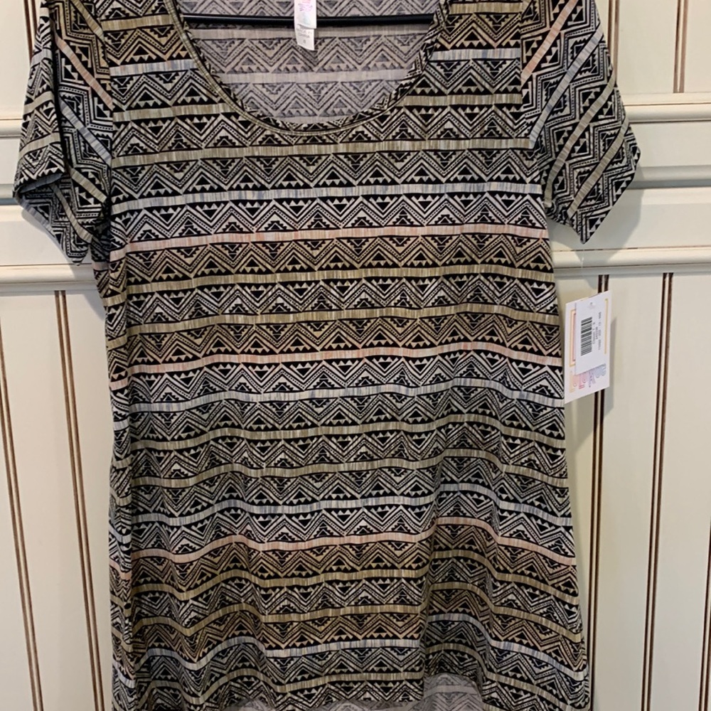 Got gorgeous coloring in this Classic T . Muted soft colors great fall vibes